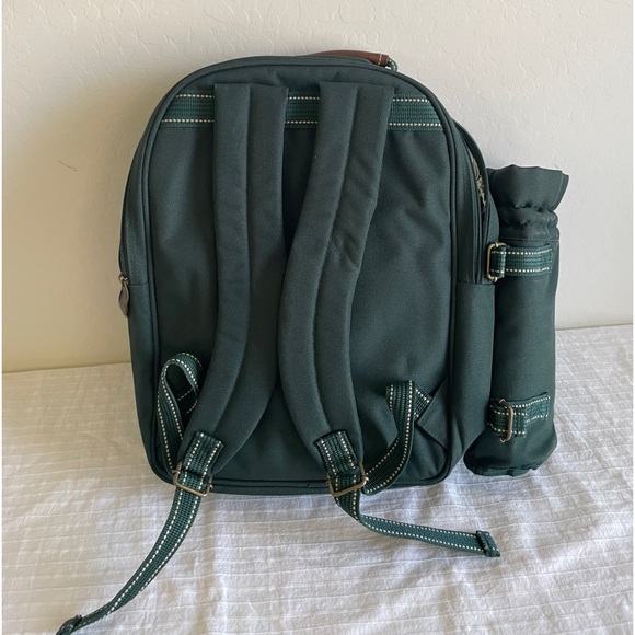 Central Market H.E.B | Travel Picnic Backpack with Utensil and Cup holder - Picture 8 of 9